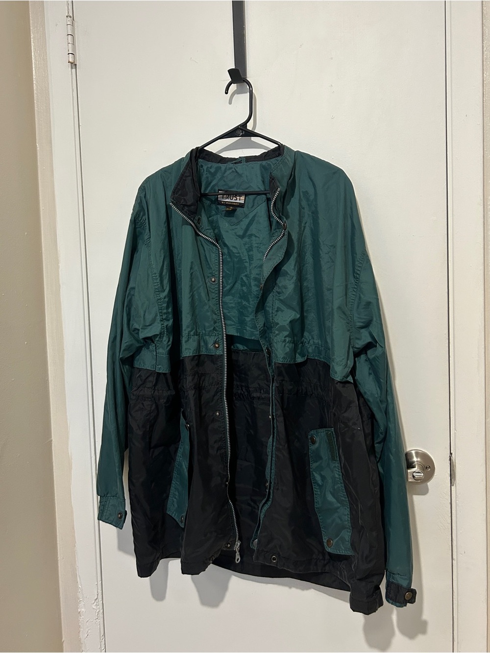 Trust Vintage 90s green/black color windbreaker
